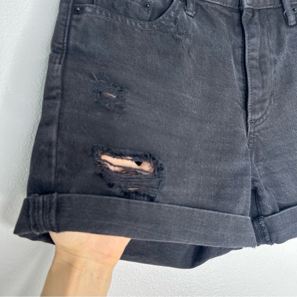 GAP 1969 Sexy Boyfriend Shorts Roll Up Hem Sz 24 Black Distressed 100% Cotton - Picture 2 of 10